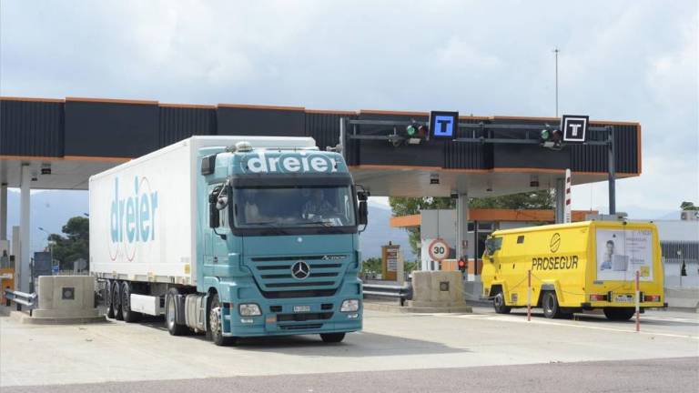 Instan a Fomento a permitir que circulen camiones de 44 toneladas