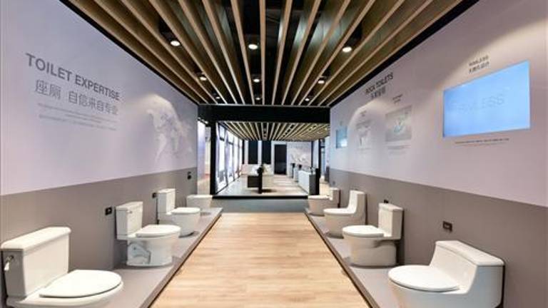 Roca muestra sus últimos 'smart toilets' en la feria china KBC
