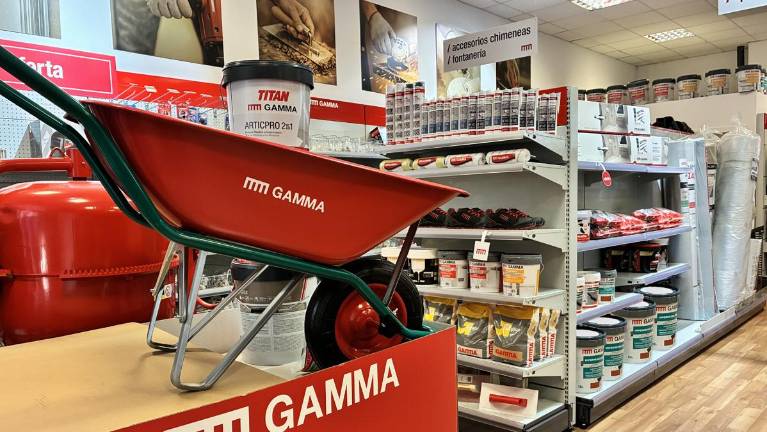 La ampliación del catálogo ha permitido reforzar familias de productos ya existentes, como las herramientas y útiles de pintura, los premarcos de madera, los geotextiles de alto gramaje, la señalización vial y los morteros técnicos.