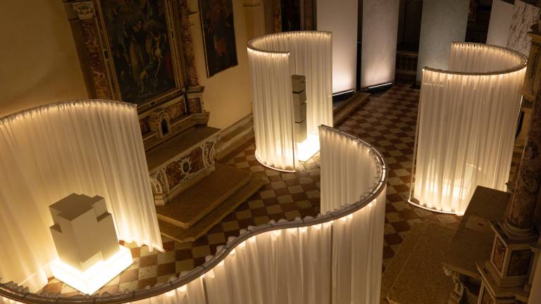 Neolith transforma un espacio histórico de Verona para presentar su nuevo lenguaje matérico