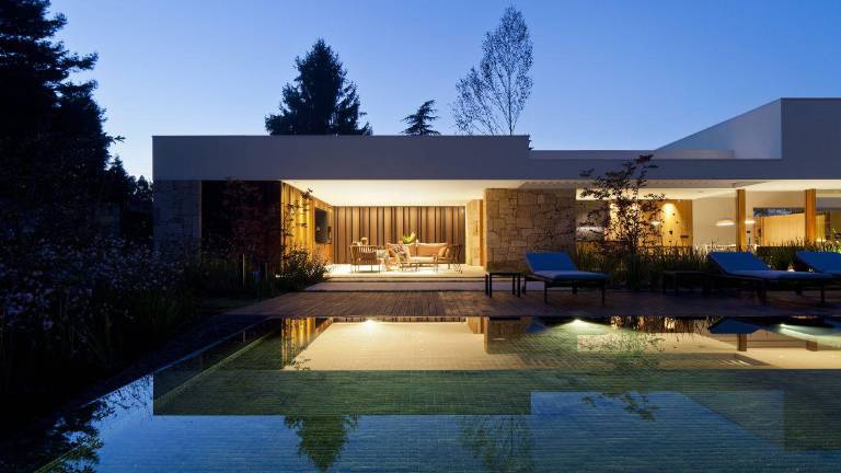Casa Vidalverde, de Paco Galiñanes, una vivienda que se integra con su entorno y se funde con la vegetación