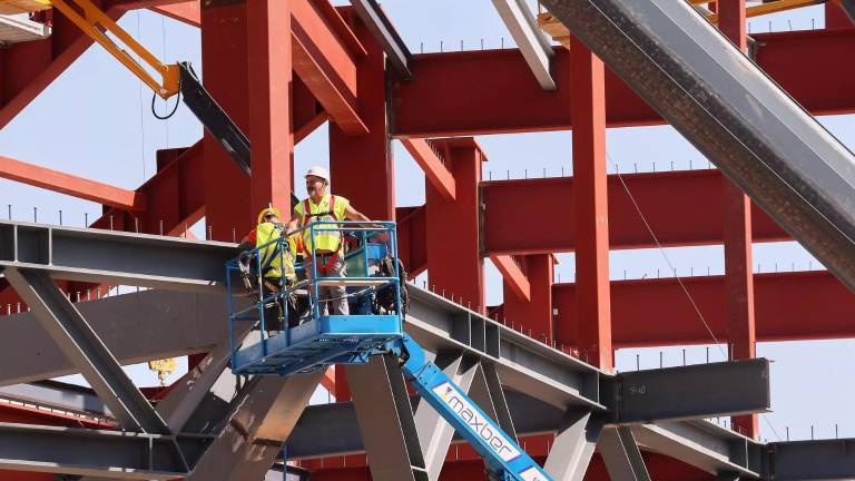 La falta de mano de obra provoca retrasos de cinco meses en la entrega de pisos en Valencia