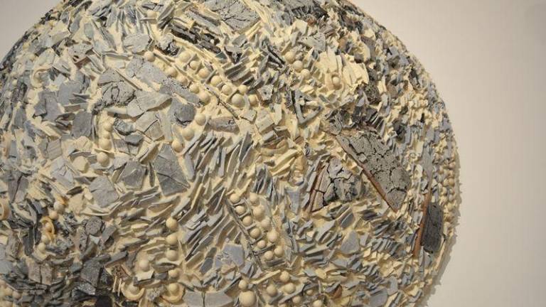 El Museo Nacional de Cerámica expone la obra más reciente de Xohan Viqueira