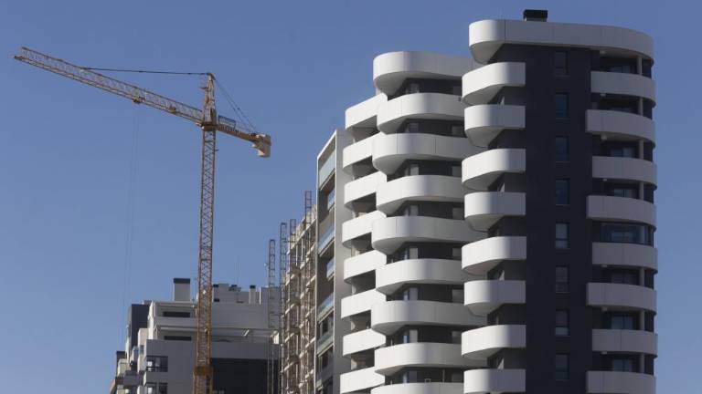 ¿Cuál es el sobrecoste medio de las obras en España durante los últimos tres años?