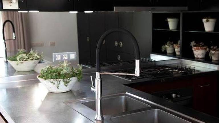 Ramon Soler presenta un nuevo grifo de cocina extraíble con sistema de imanes