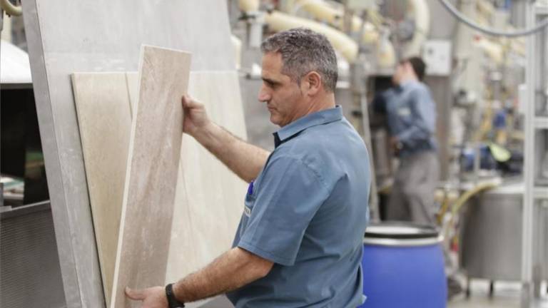 El paro en Vila-real baja un 5% al calor del azulejo