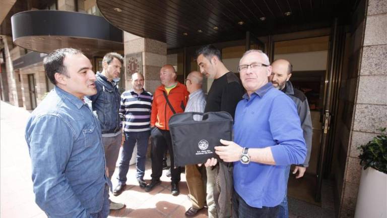 Los trabajadores de TAU piden al juez que la adjudique a Roig