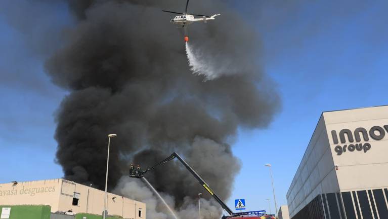 Importante incendio en el polígono industrial Vía Europa de Almassora