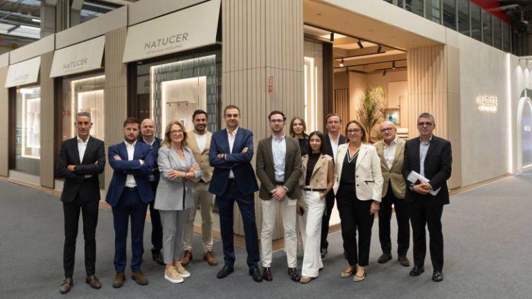 Natucer innova en Cersaie con Aura: artesanía, piedra y creatividad