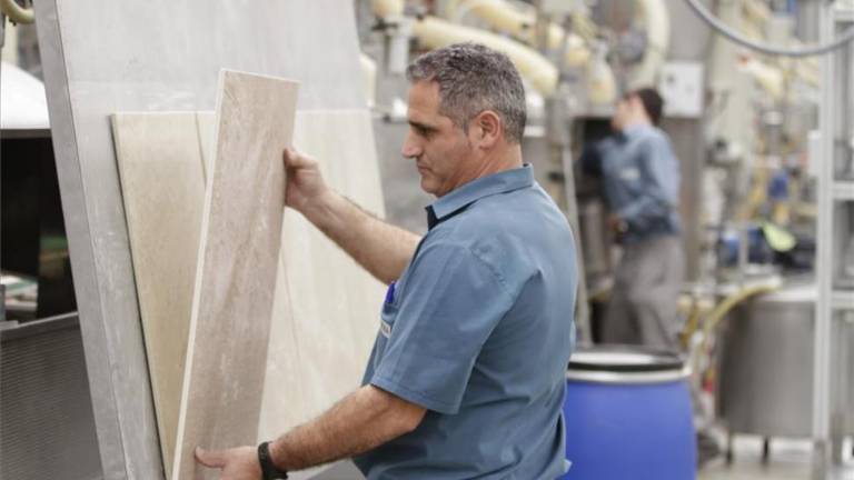 La tasa al azulejo provoca fricciones entre Economía y Medio Ambiente