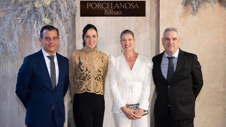 La presentadora de televisión y actriz Anne Igartiburu en la inauguración de la tienda Porcelanosa Bilbao junto dirección de Porcelanosa.