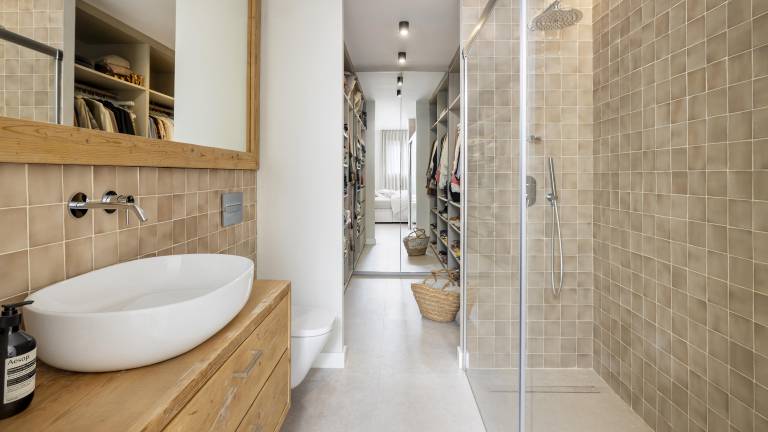 Interiorismo | Un piso de 65 m² con tres dormitorios y vestidor, por Brákara Studio