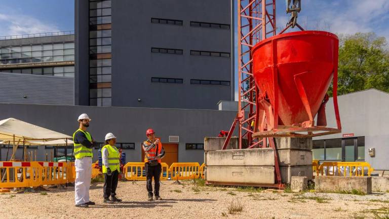 Solo hay cinco profesores que enseñan a manejar una grúa de construcción en Madrid: «El que tenga el carnet tiene trabajo asegurado»