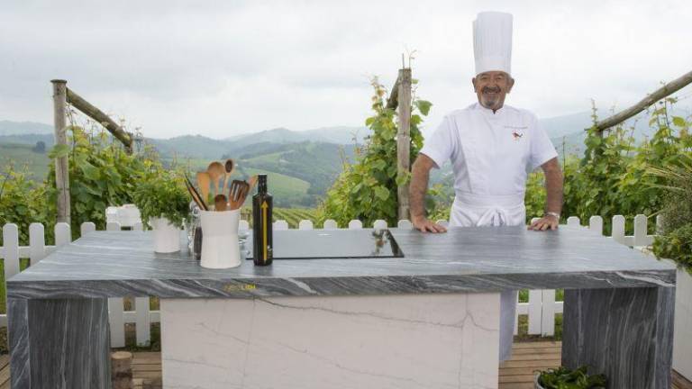 Karlos Arguiñano presenta su nueva cocina de verano