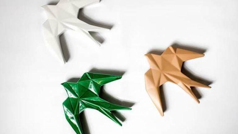Golondrinas de cerámica estilo origami para dar vida a las paredes