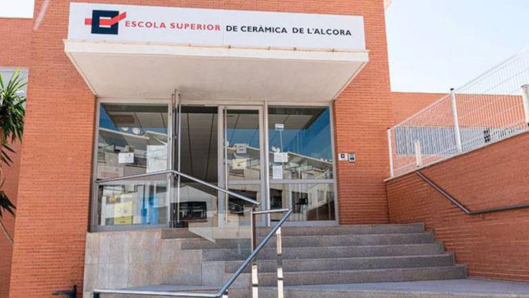 La Escola Superior de Ceràmica de l’Alcora conmemora su 20º años con una exposición que recorre su historia
