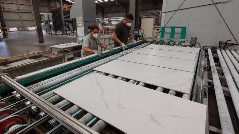 Cada empleado del azulejo cobrará casi 400 euros más este año como mínimo