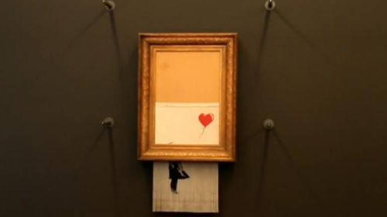 La obra de Banksy autodestruida tras ser subastada se expone por primera vez