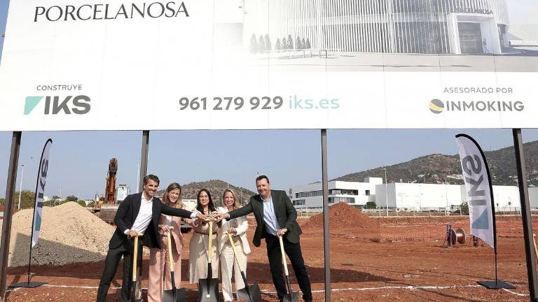 Acto de colocación de la primera piedra de la sede de Porcelanosa en la provincia de Valencia.