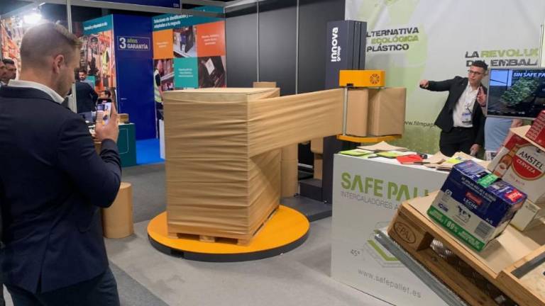 Safe Pallet presenta su papel film estirable ecológico con una enfardadora semiautomática