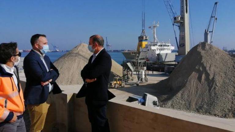 PortCastelló descarga 177.000 toneladas de arcilla en una semana