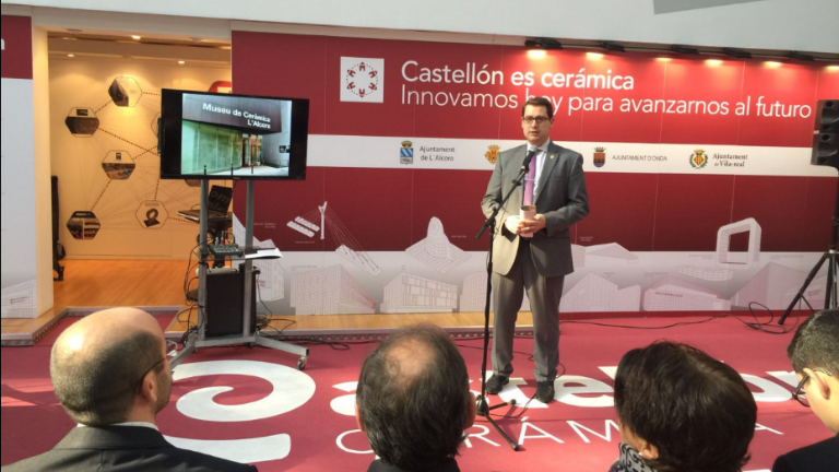 L’Alcora presenta en Cevisama el panel de azulejos 'La Comedia del Arte'