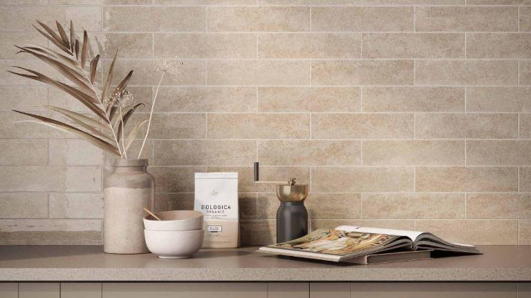 Roca Tiles amplía su línea decorativa con la colección artesanal Harmony