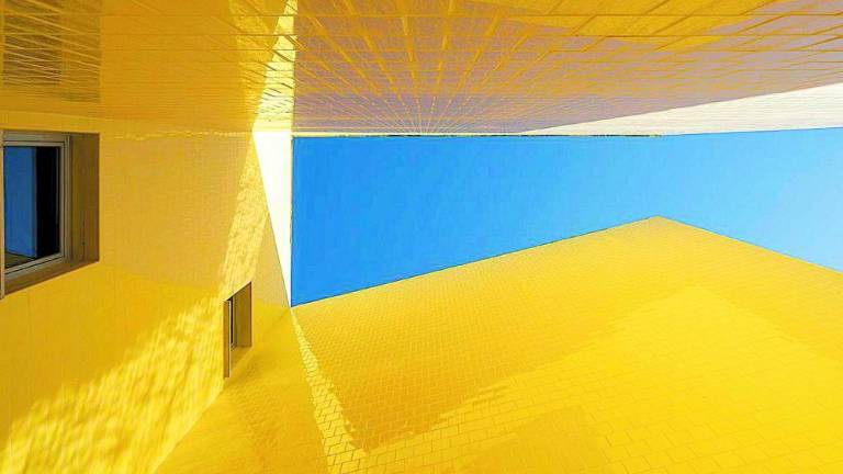 Explosión de color en arquitectura con piezas cerámicas de pequeño formato