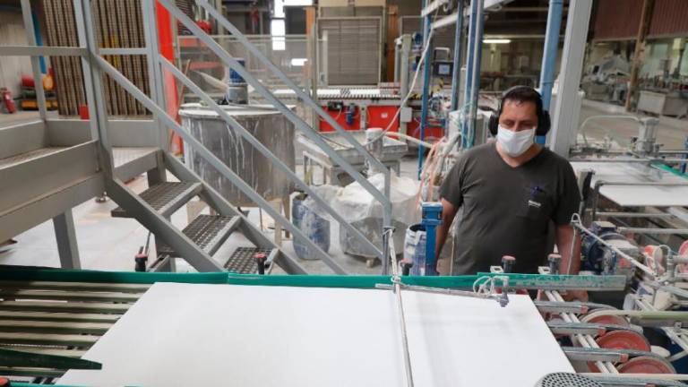 ¿Cuánto crecerá la producción mundial de azulejos hasta el año 2025?