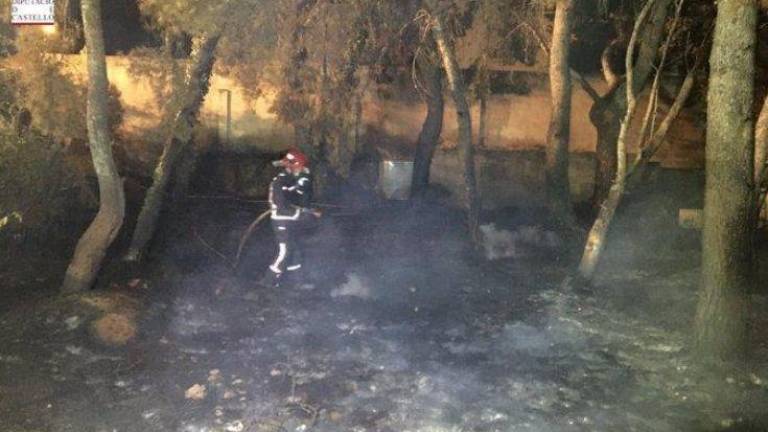 Los bomberos evitan que un incendio afecte a una empresa cerámica de Onda