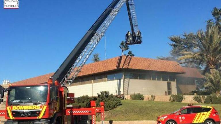 Vídeo | Aparatoso incendio en una azulejera de Vila-real