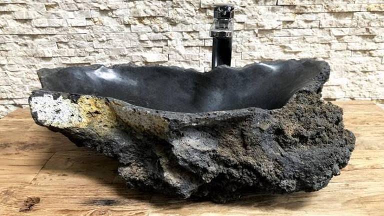 La fuerza visual de la piedra volcánica en el baño