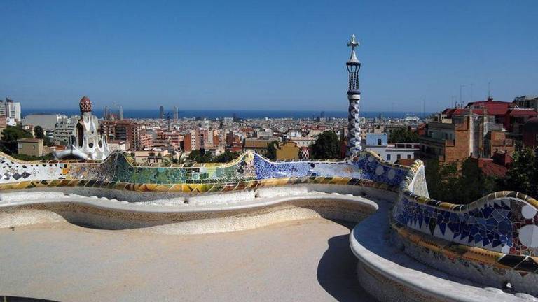 Piscina Barcelona reta a diseñar un centro acuático en el corazón del Park Güell