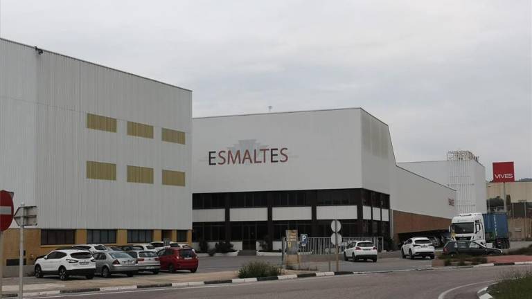 Las ventas de fritas y esmaltes caen un 40% en abril