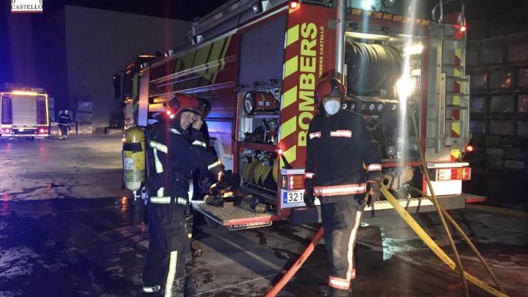 Incendio de madrugada en una azulejera de Onda