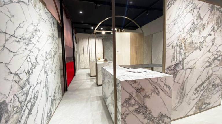 Una azulejera castellonense recibe el galardón al mejor estand de la feria Coverings 2022