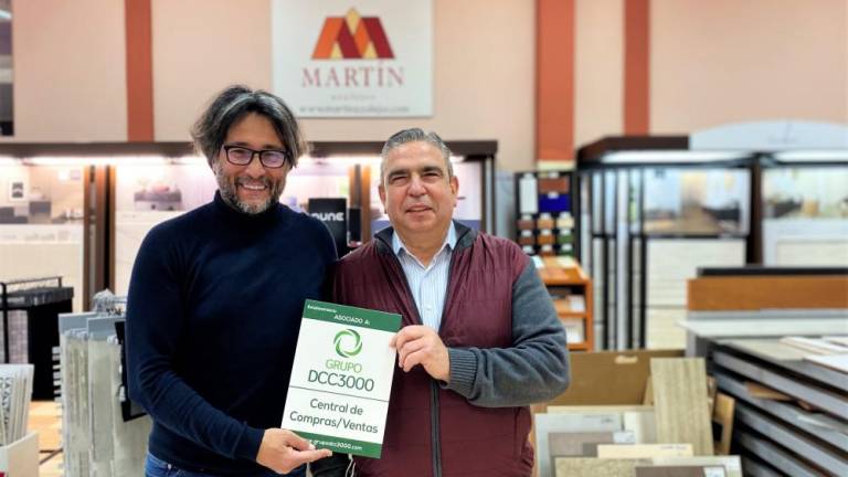 $!El director comercial de Grupo DCC 3000, Miguel Ángel Ramos, con Juan Martín, propietario de Martín Azulejos.