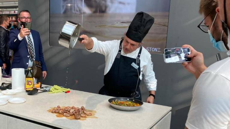 VÍDEO | Cooking Surface, la nueva inducción oculta sobre porcelánico de ABK Stone