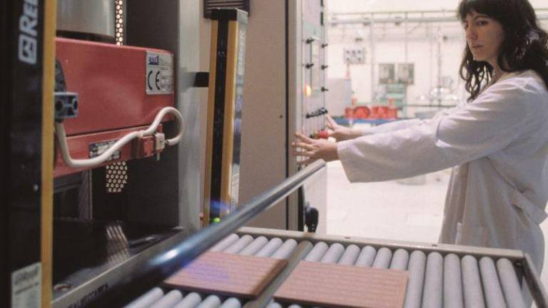 El ITC y Macer ultiman un curso de prensado de piezas cerámicas