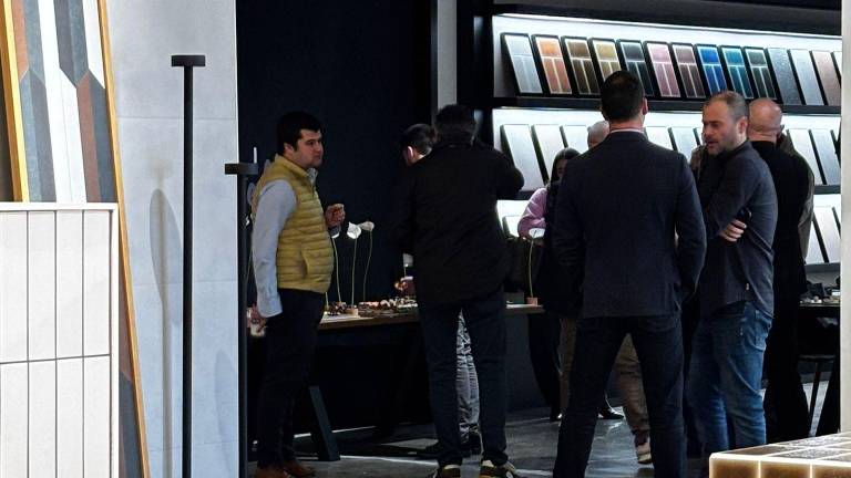 Nadis Design concentra innovación cerámica y experiencia en su showroom convertido en taller vivo