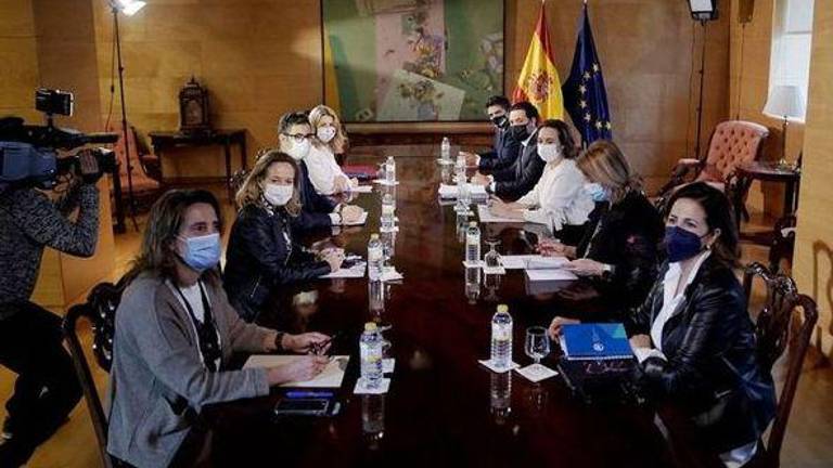 El Gobierno se compromete a bajar el gas, la luz y la gasolina, aunque no concreta cómo
