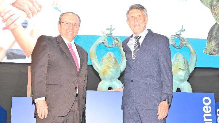 $!El presidente de Prensa Ibérica, Javier Moll, con Manuel Colonques.