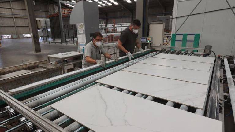 El azulejo reclama medidas urgentes para contener el coste del gas
