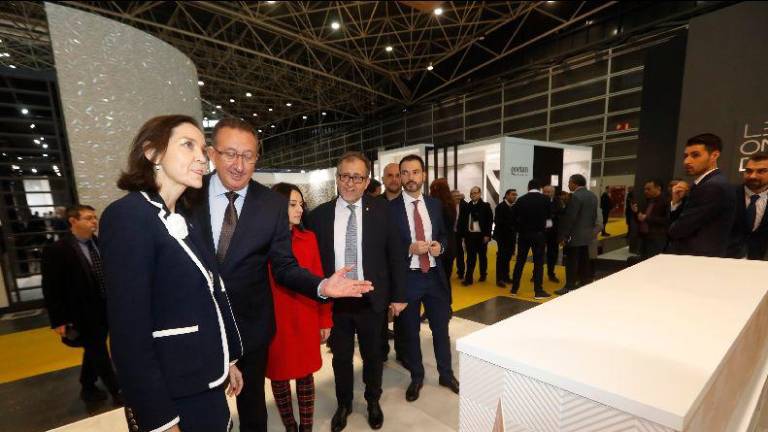 La ministra Reyes Maroto conocerá en Coverings las reivindicaciones del azulejo español