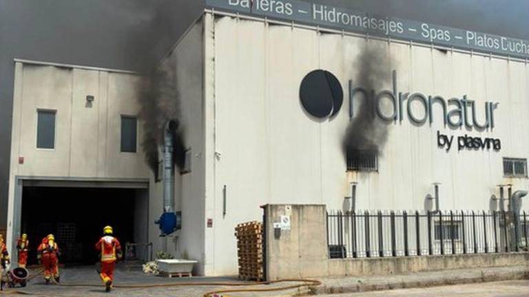 Un pavoroso incendio destruye por completo la gran nave de Hidronatur en Xàtiva