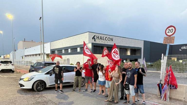 Huelga en una empresa azulejera de Castellón: las razones del sindicato convocante y de la empresa cerámica