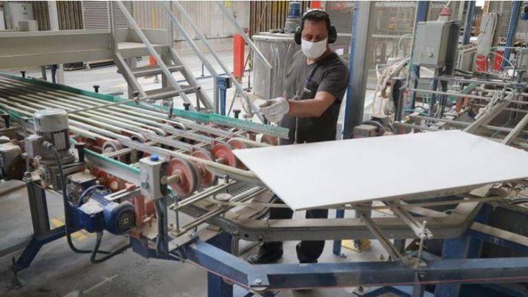 La cerámica de Castellón llega al último trimestre con una leve mejora de producción