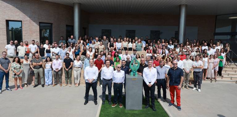 Parte de la plantilla de profesionales de Grupo STN, compuesta por más de 1.400 trabajadores, posan con la escultura que acredita haber sido elegida como Empresa del Año 2024 en los premios del periódico Mediterráneo.