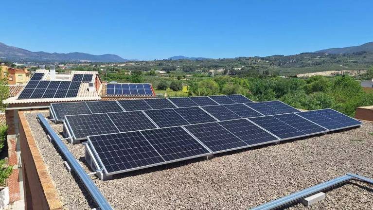 Muere tras caer desde ocho metros mientras revisaba placas solares en Alicante