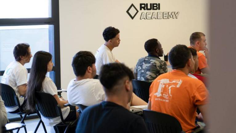Rubi lanza la Rubi Academy para profesionalizar el oficio de alicatador